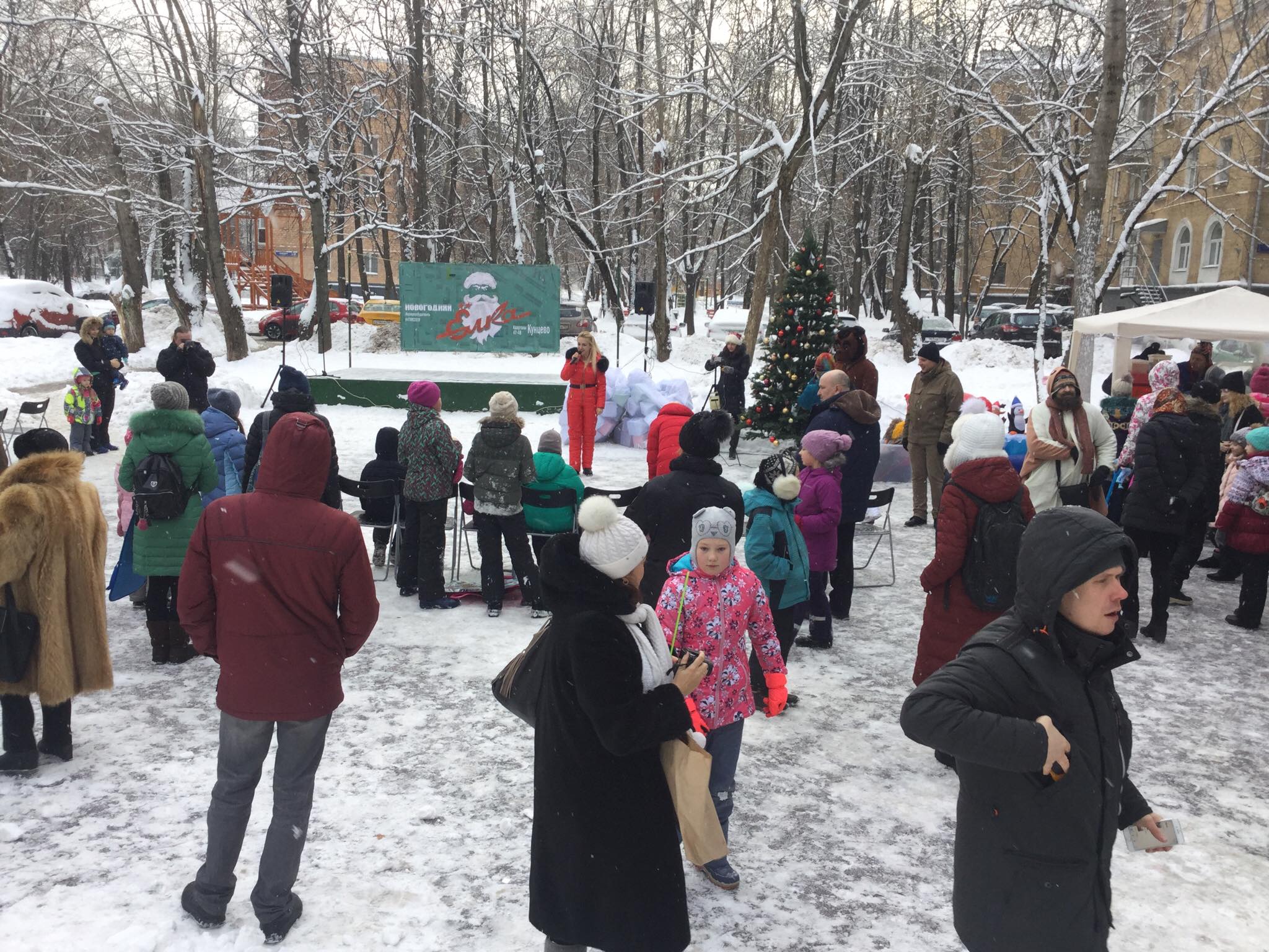 кунцево плаза. елка в кунцево. елка в кунцево. елка в кунцево. вегас кунцево каток с елкой.