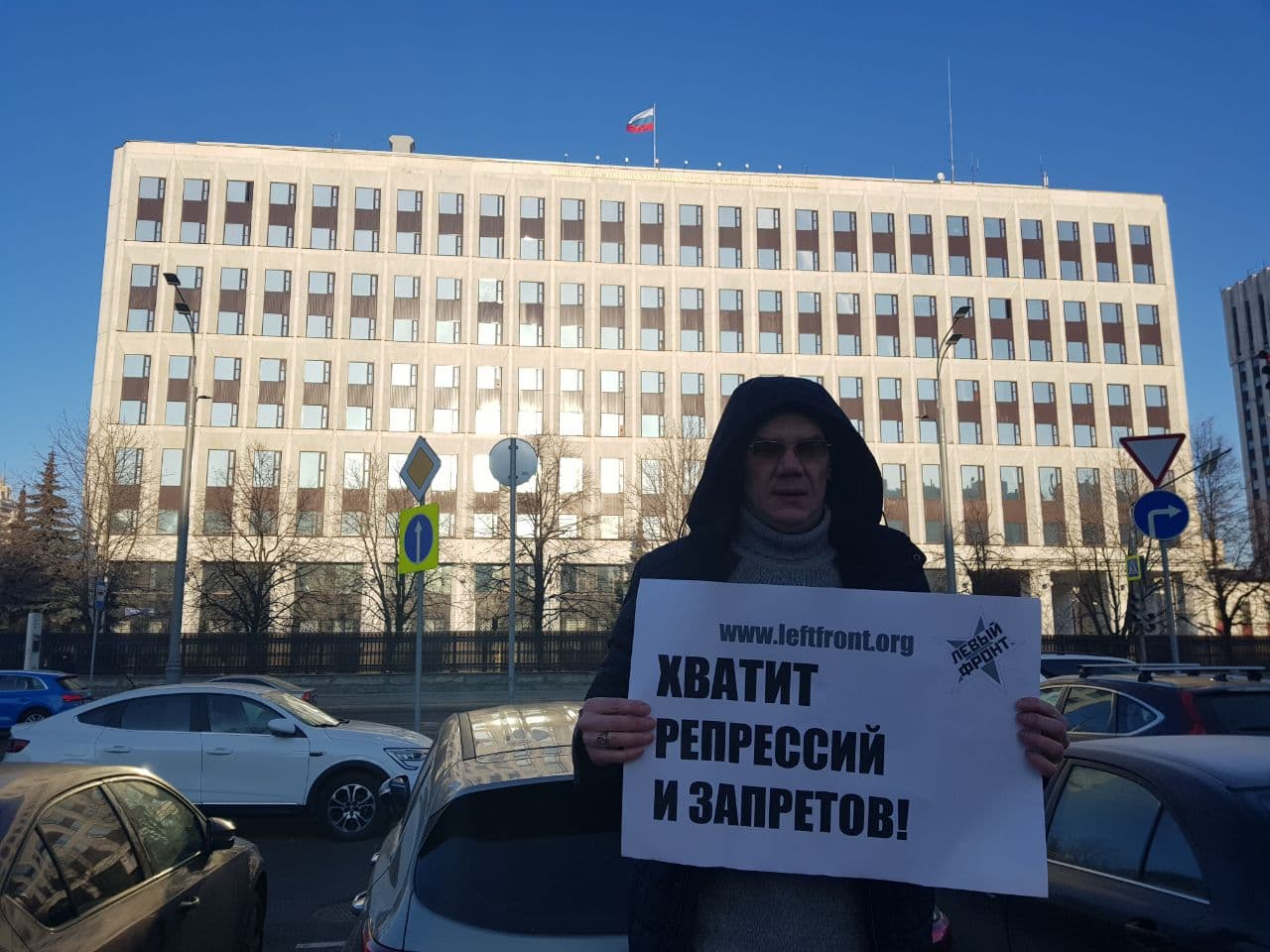 Амнистия конституционное право. Комитет по защите Конституции. С плакатами возле администрации президента Украины. Ура Свобода помилование.