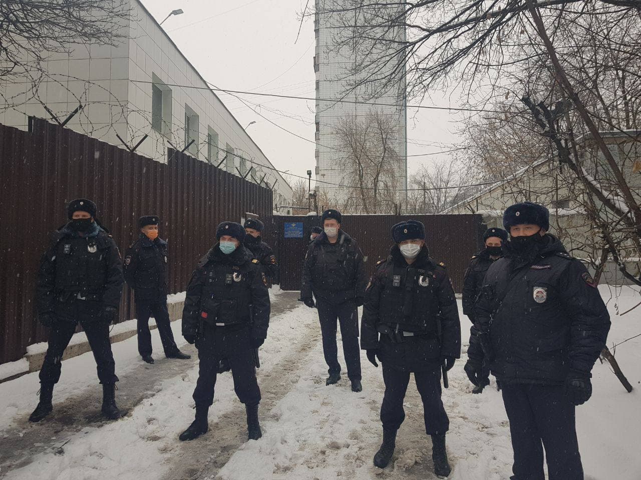 Вышли на свободу. Десять суток ареста. 10 Суток административного ареста. 10 Суток ареста фото. Сергей Строганов 5 суток ареста