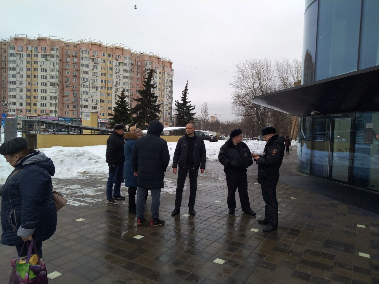 Целая очередь. Очередь из мужчин огромная. Очередь картинка. Люди в очереди. Длинная очередь.