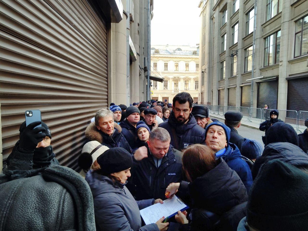 Сотни граждан подали в Администрацию президента требования о введении ...